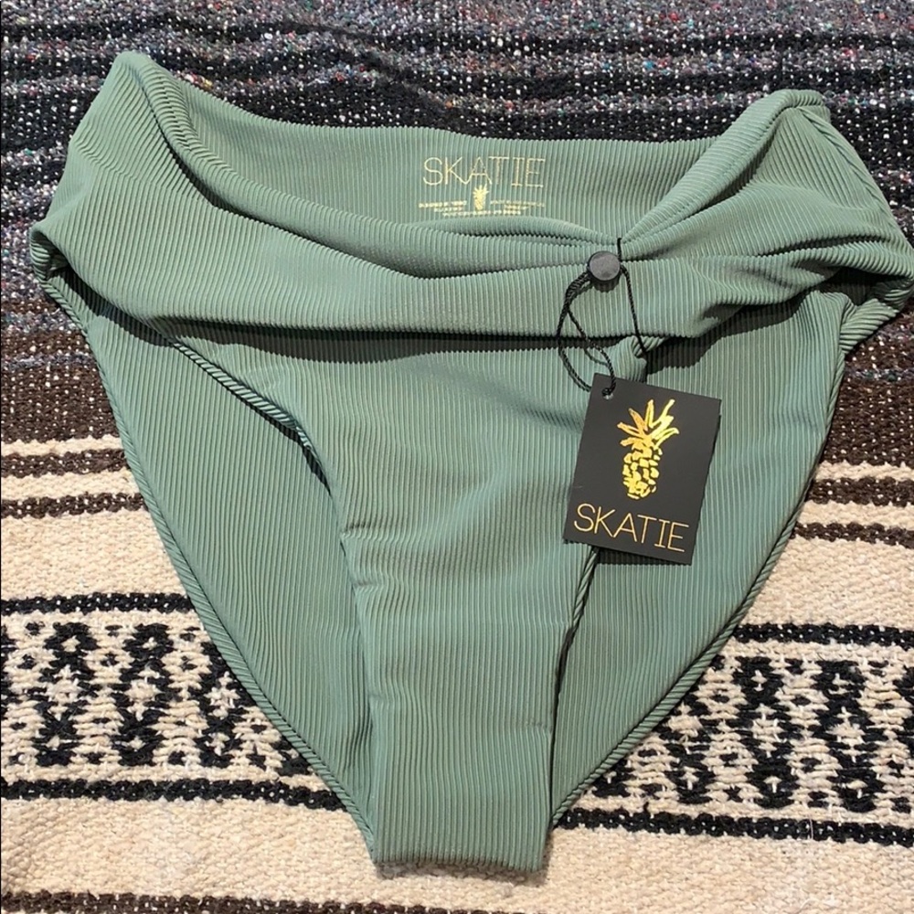 Skatie - Monroe bottom, green ribbed. Size Medium.